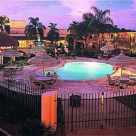 Clarion Hotel Fort Myers Bagian luar foto