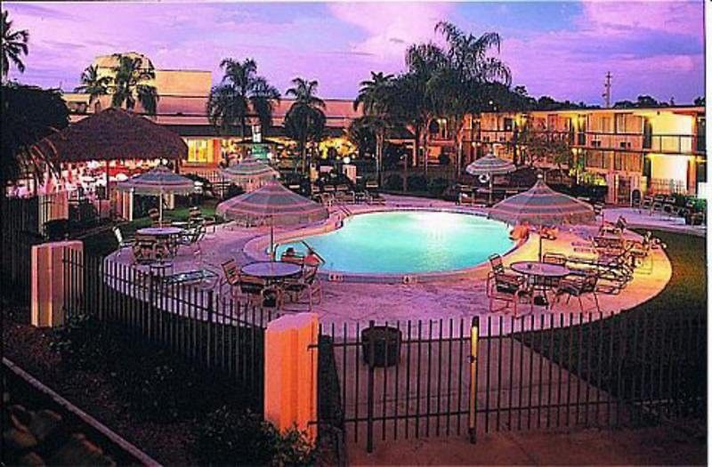 Clarion Hotel Fort Myers Bagian luar foto